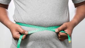 چه عواملی باعث اضافه وزن و چاقی می شود (6 دلیل)